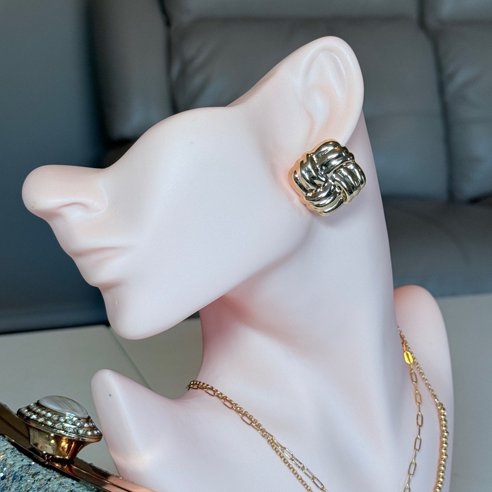 ⚜️ Elegant Gold Knot Earrings - Picture 3 of 9